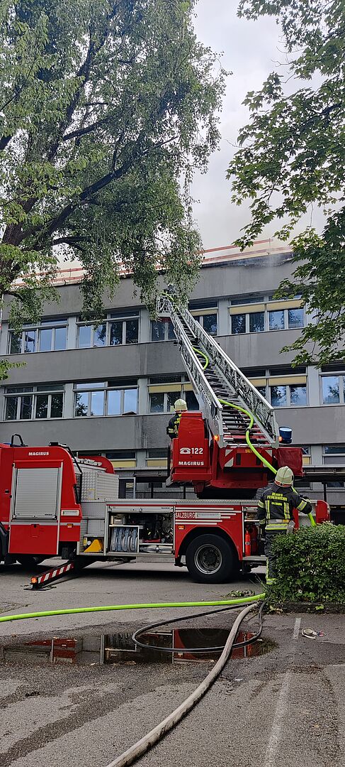 Aktuell: Brand im 2. OG - Versuch der Feuerwehr einen Schaumteppich zu legen