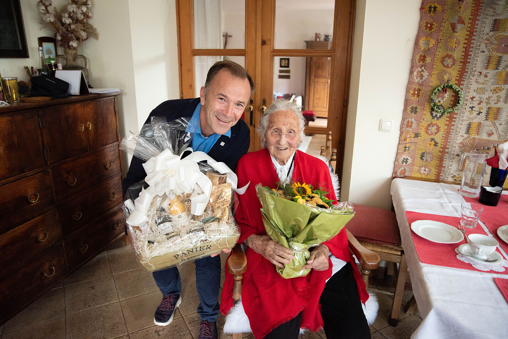 Bürgermeister Bernhard Auinger mit Jubilarin Roswitha Mayer