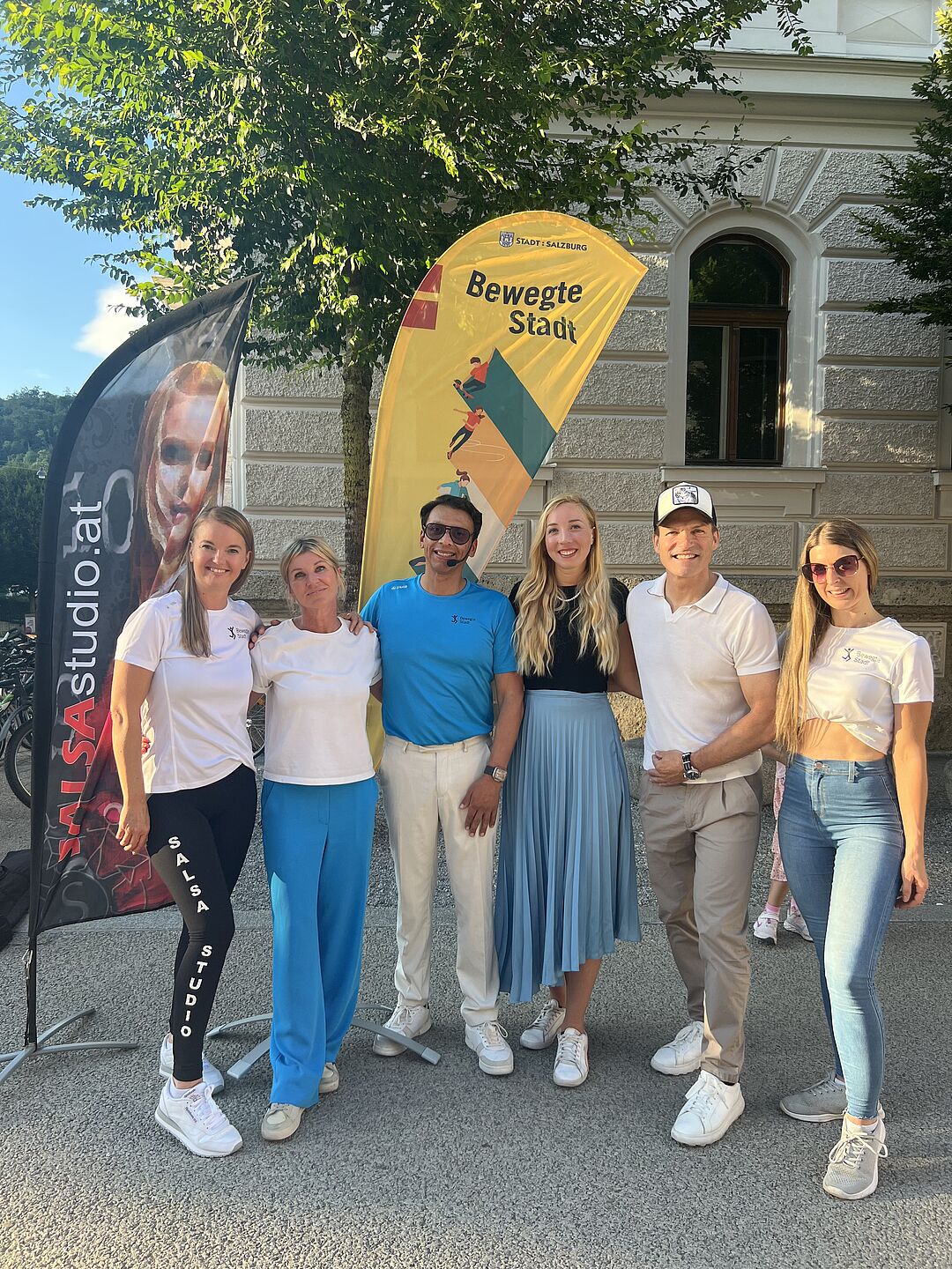 Das Team der Bewegten Stadt mit den Salsa-Profis
