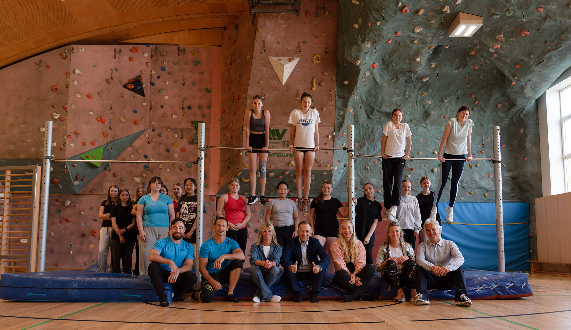 Schülerinnen der 4 A und 4 B Klasse d. BG-Zaunergasse beim Calisthenics-Workshop der Bewegten Stadt