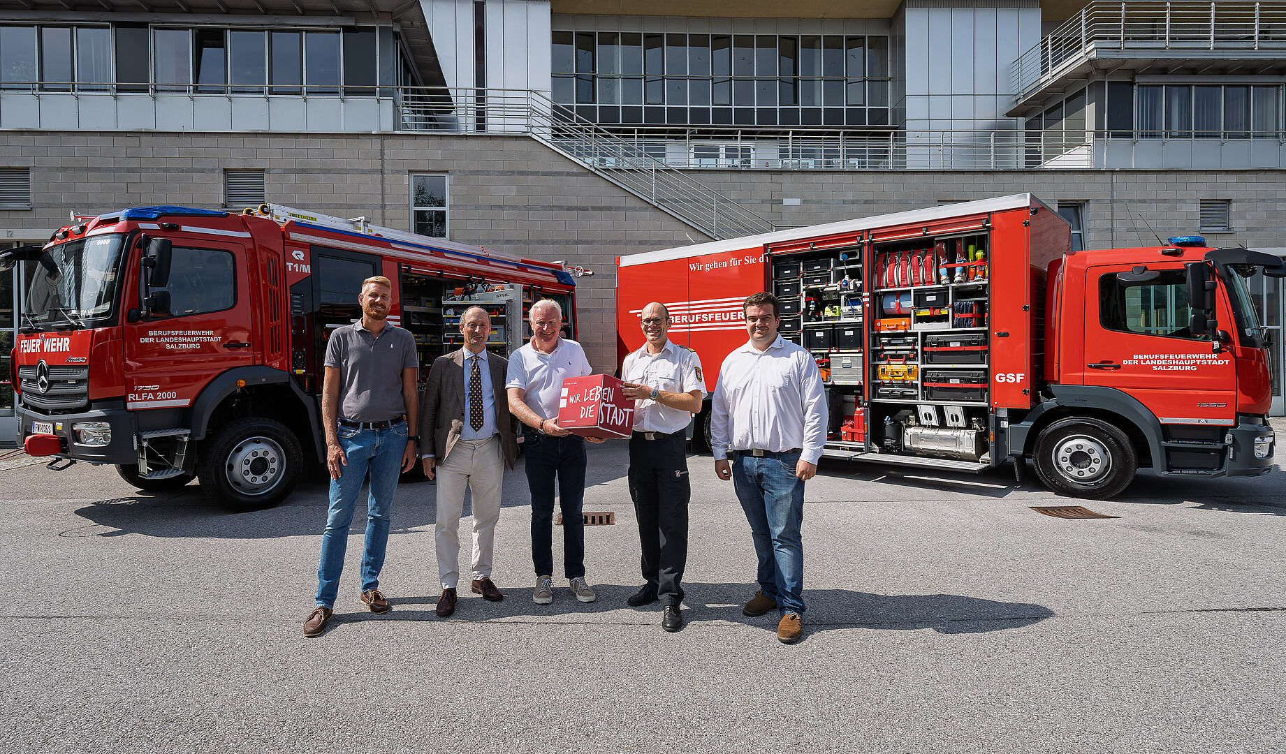 Bei der heutigen Schlüsselübergabe vor der Hauptfeuerwache Maxglan