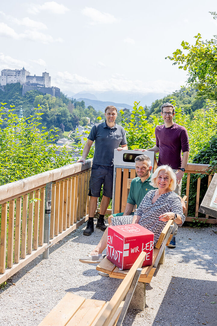 Inspizierten die neuen Bänke und Mülleimer am Mönchsberg