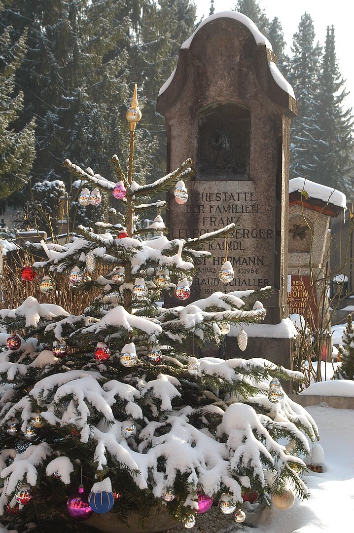 Weihnachtlich geschmücktes Grab