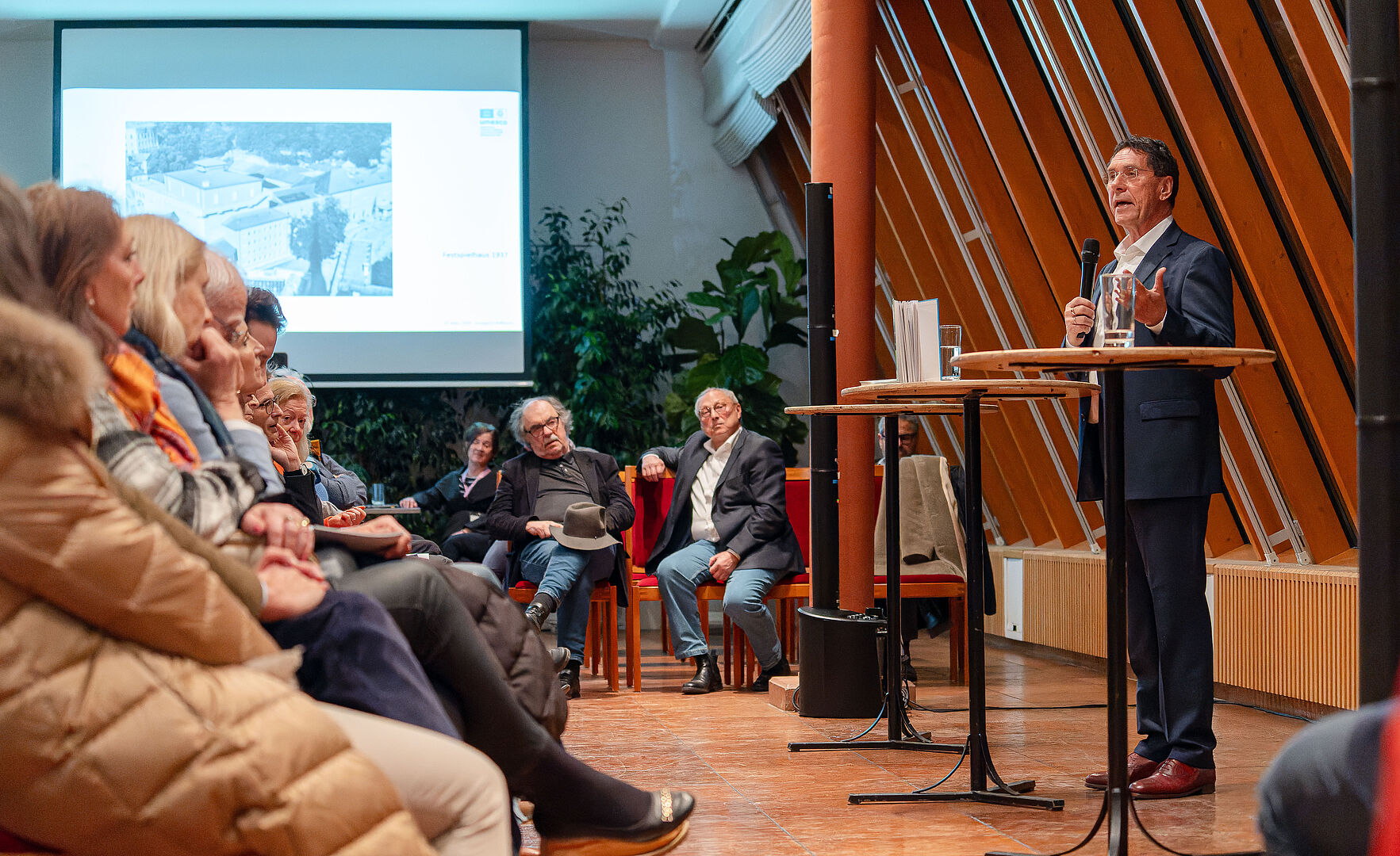 Die Buchpräsentation versammelte eine professionelle Runde von Teilnehmer:innen und Autor:innen