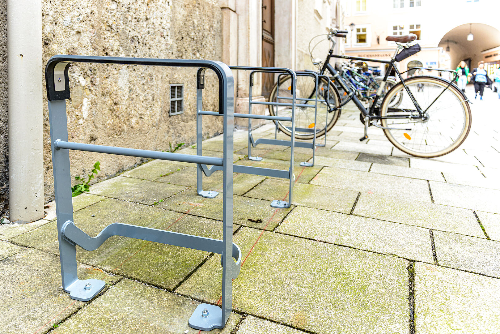 Das Angebot an Fahrradabstellplätzen wird laufend verbessert. Wie hier mit dem neuen "Radbügel ARC".