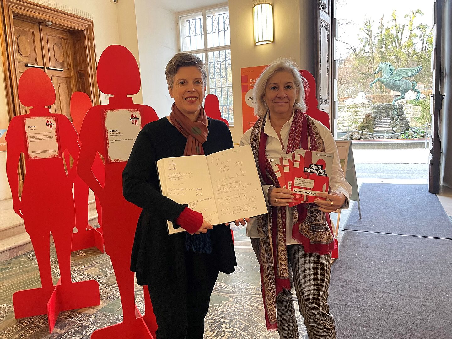 Frauenbeauftragte Alexandra Schmidt (links) mit Stadträtin Andrea Brandner und dem Gästebuch