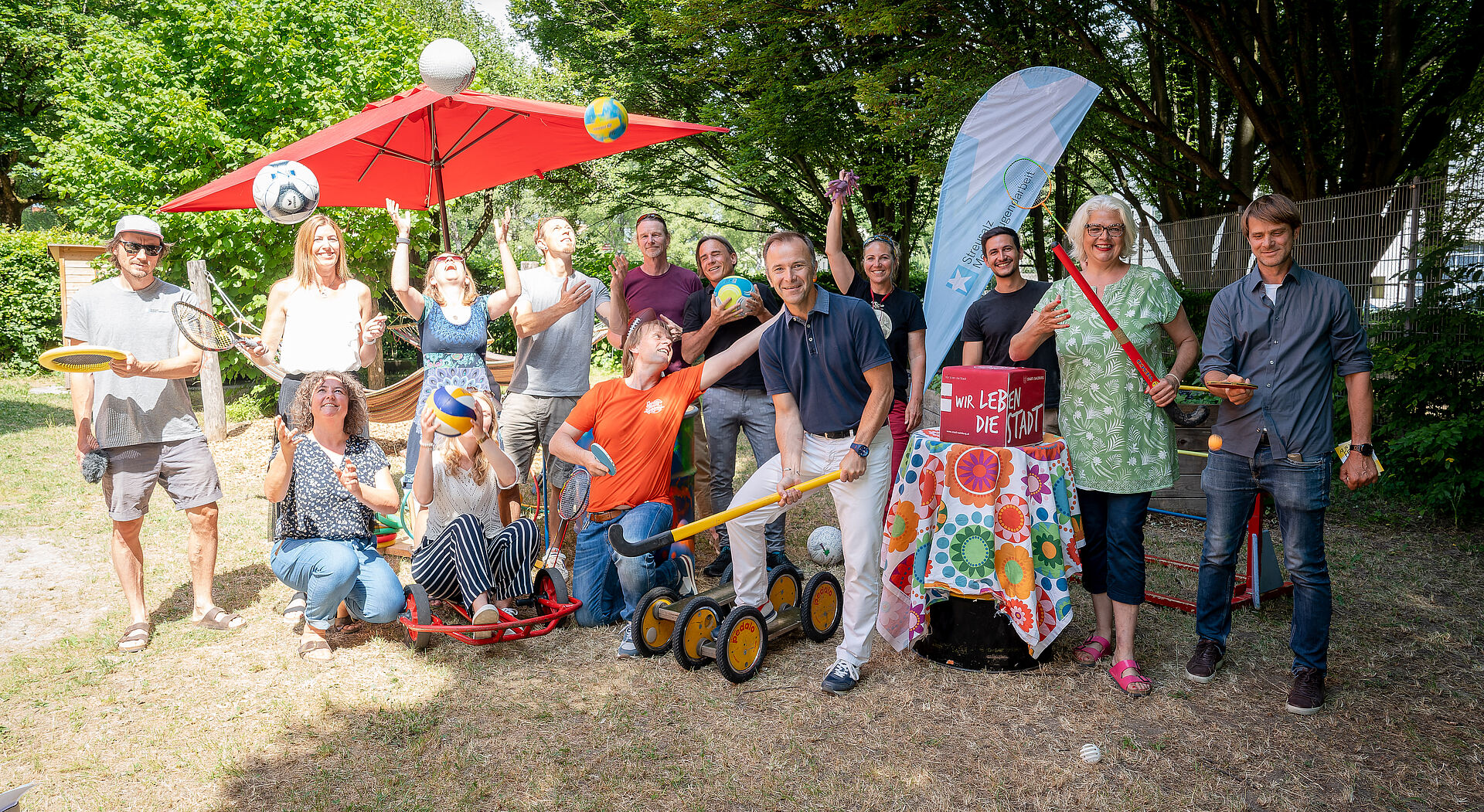 Stellten heute im Jugendzentrum Lehen das Ferienprogramm vor: Viele Partner:innen von klassischer Kinderbetreuung bis Sport sorgen auch heuer wieder für einen abwechslungsreichen Sommer.
