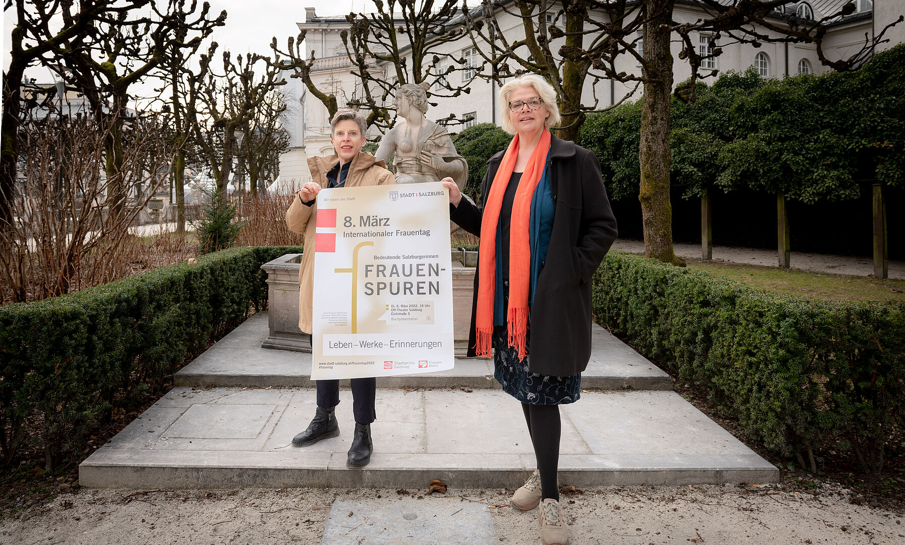 Präsentieren gemeinsam die Publikation "Frauenspuren":