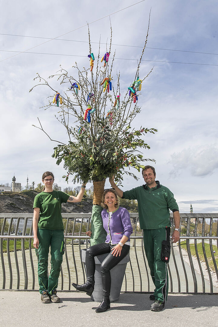 Auch heuer wieder schmücken die liebevoll gestalteten Palmbuschen die Staatsbrücke in der Stadt Salzburg