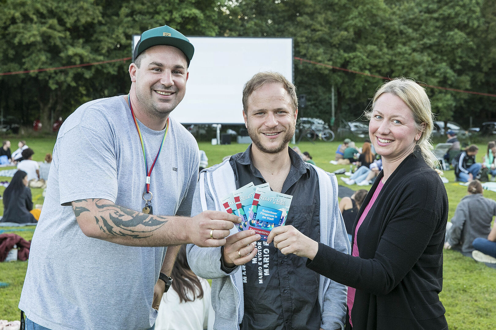 Eröffneten den ersten Sommerkino-Abend 2022: Jugendkoordinator Herbert Wührer, Regisseur Adrian Goiginger und Gemeinderätin Nicole Solarz (in Vertretung Stadträtin Hagenauer)