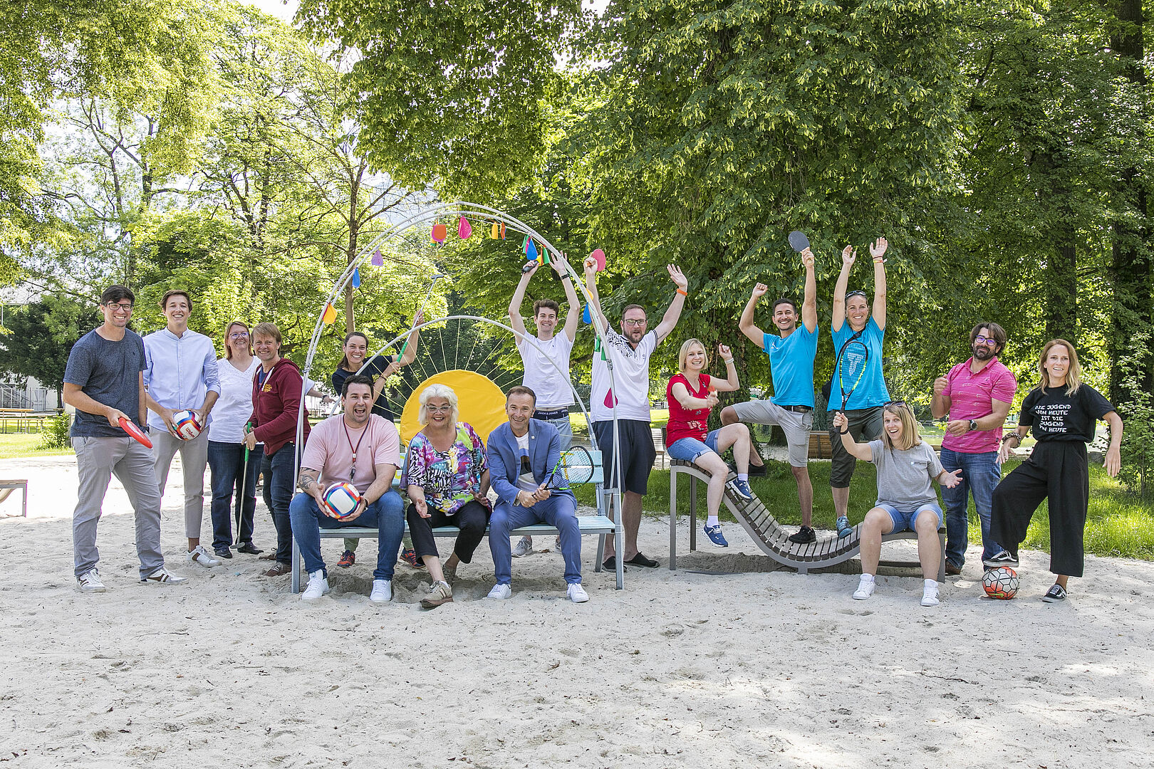 Stellten heute im Volksgarten das Ferienprogramm vor: Viele Partner:innen von klassischer Kinderbetreuung bis Sport sorgen auch heuer wieder für einen abwechslungsreichen Sommer.