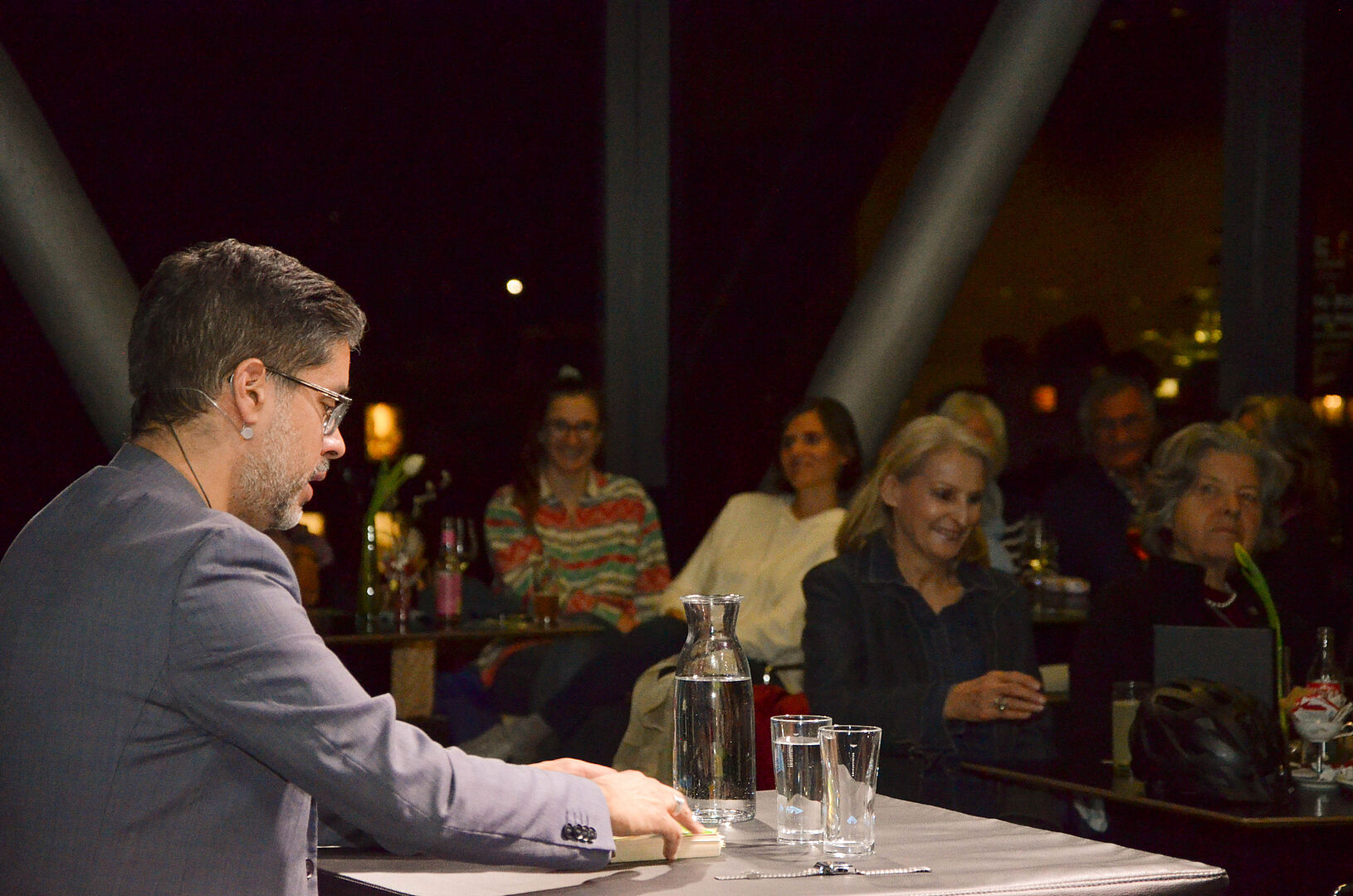 Der deutsche Autor und Journalist bei seiner Lesung vor über 100 Gästen