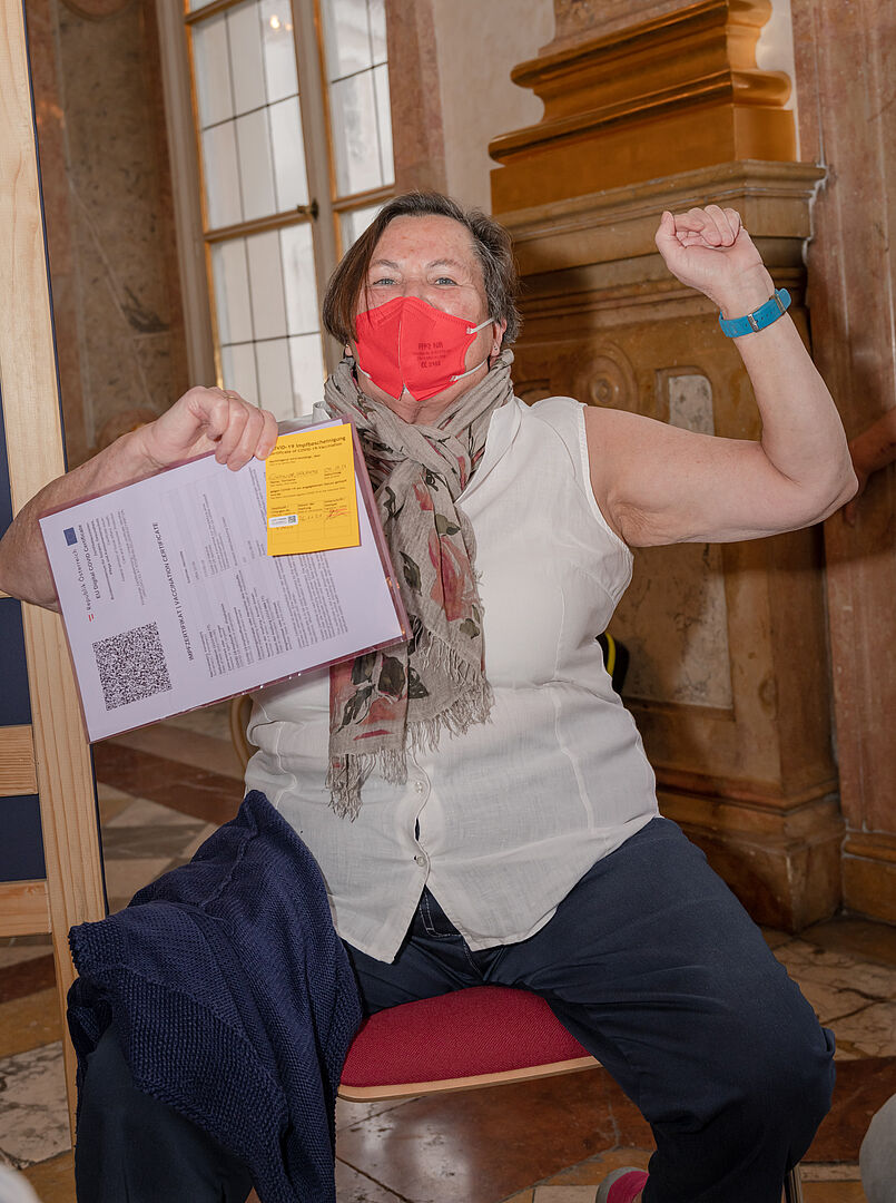 Henriette "Hetti" Goehner war eine der ersten im Saal. Sie holte sich ihre dritte Auffrischungsimpfung.