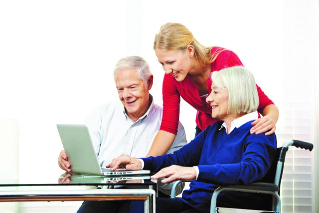 Beim Infotag lernen ältere und ungeübte Menschen den Umgang mit dem Internet und Co.