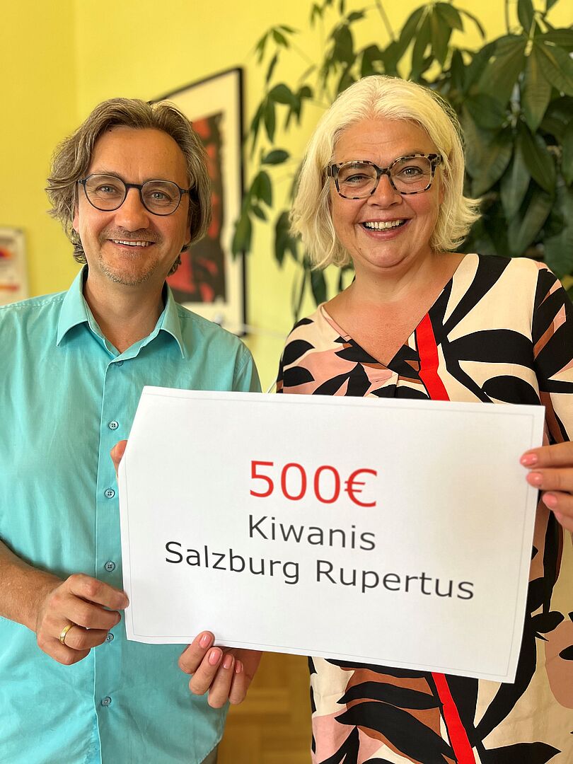 Freute sich über 500 Euro: Peter Ebner mit Anja Hagenauer