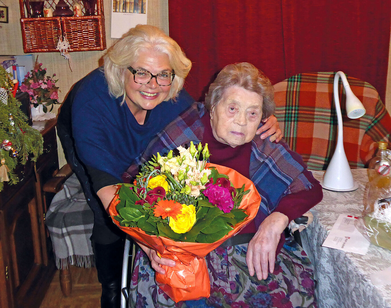 Freute sich über die Blumen: Gertrud Mackinger mit Stadträtin Anja Hagenauer