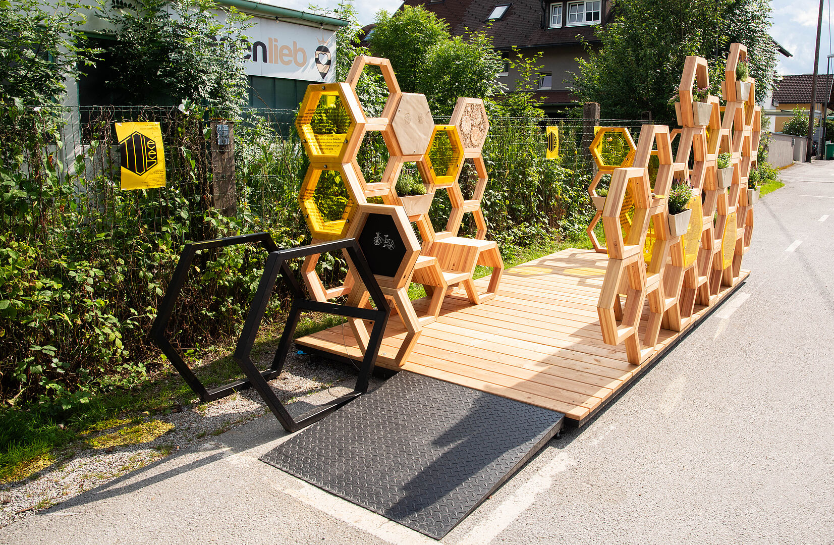 Das Parklet "TO BEE" ist Aufenthaltsort für Menschen und Bienen gleichermaßen.