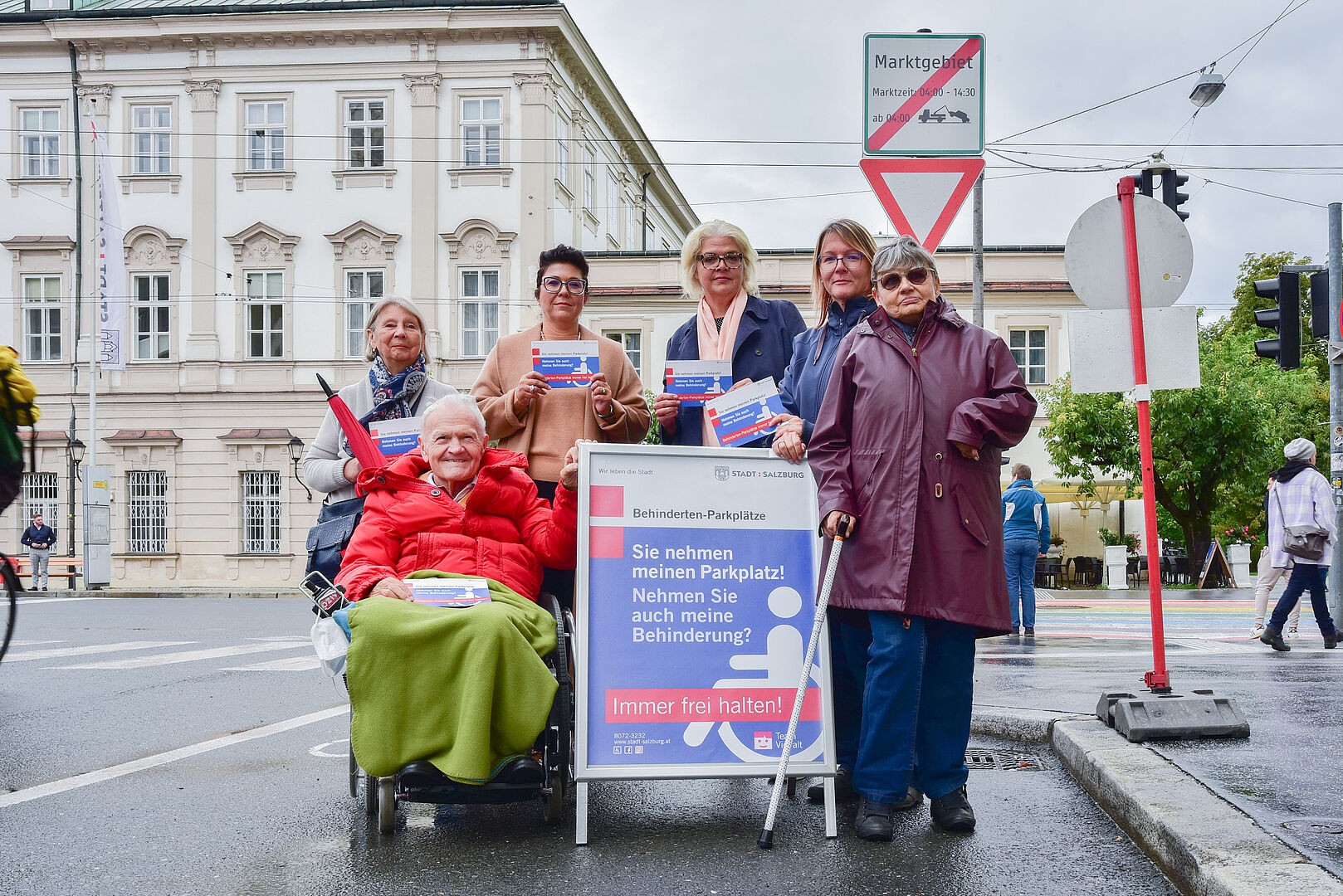 Machen auf die Wichtigkeit von Behinderten-Parkplätzen aufmerksam: