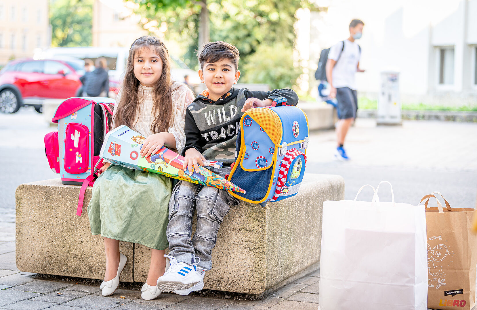 Viele Schüler:innen sind aus ihren alten Schulsachen "herausgewachsen" - sie weiterzugeben macht doppelt Sinn.
