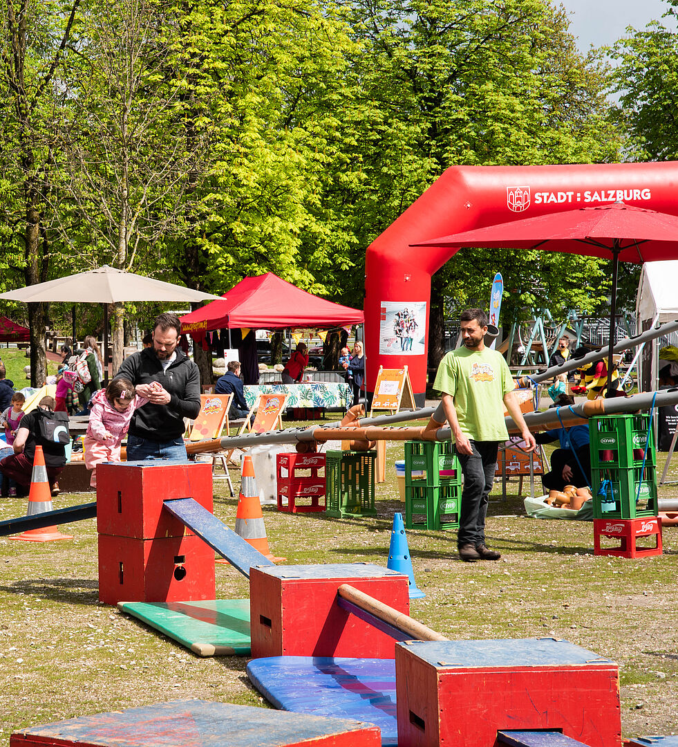 Der Spielbus hatte auch beim Volksgartenfest Spiel und Spaß im Gepäck.