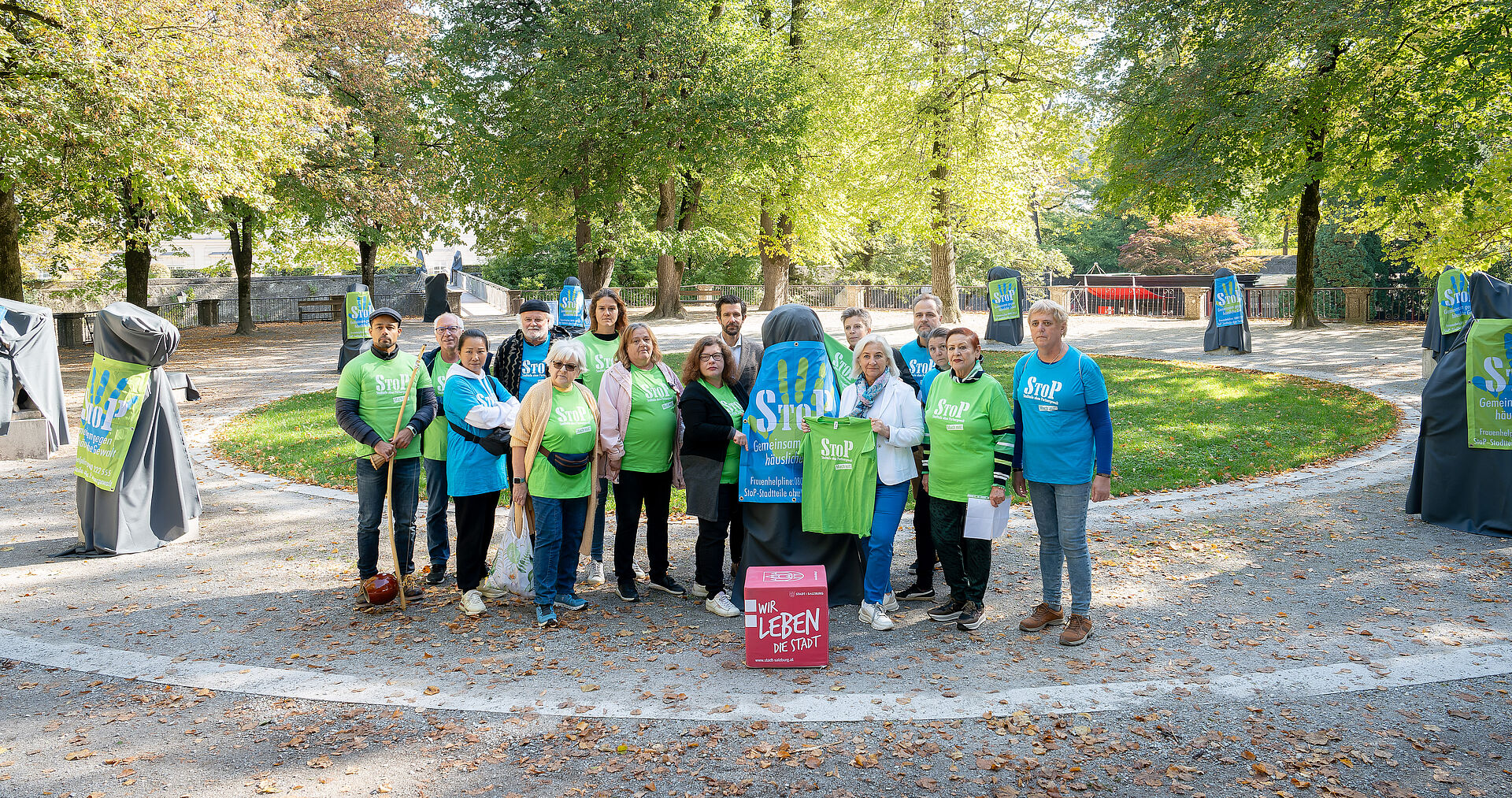 Verhüllten heute symbolisch die 17 Zwerge im Zwergerlgarten: