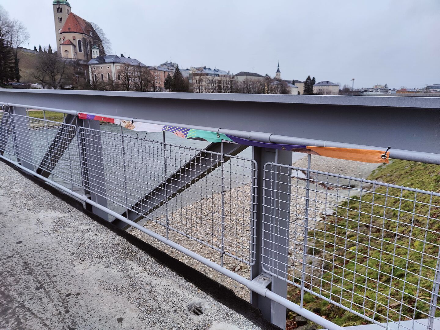 Offenbar mit einem scharfen Gegenstand wurden die Transparente entfernt.