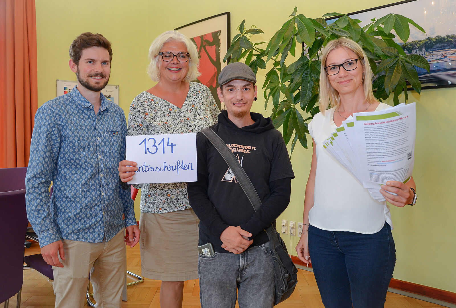 Übergaben 1.314 Unterschriften an Sozialstadträtin Anja Hagenauer und die Leiterin der Sozialplanung, Barbara Mair