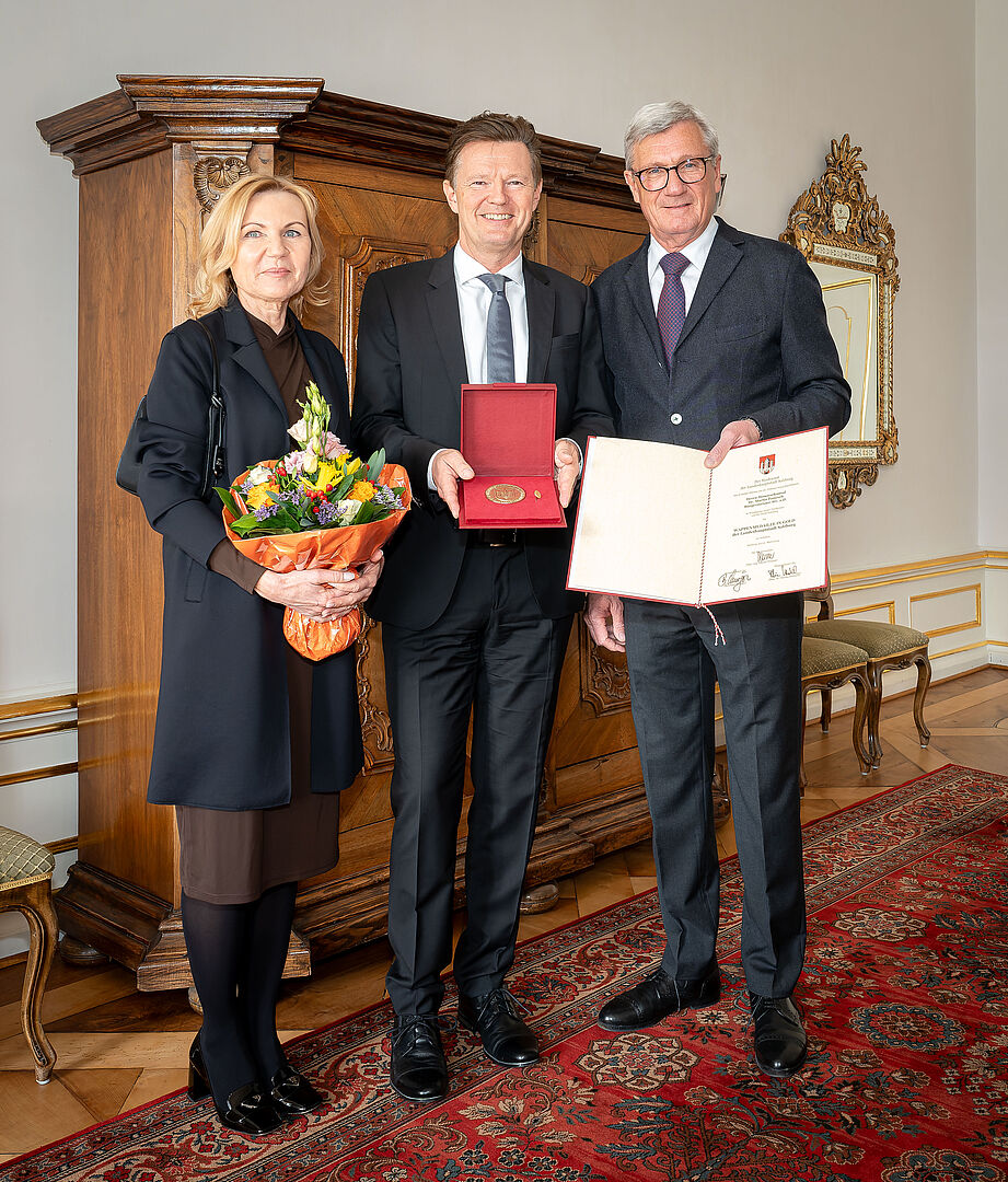 Martin Panosch mit seiner Frau Petra und Bürgermeister Harald Preuner