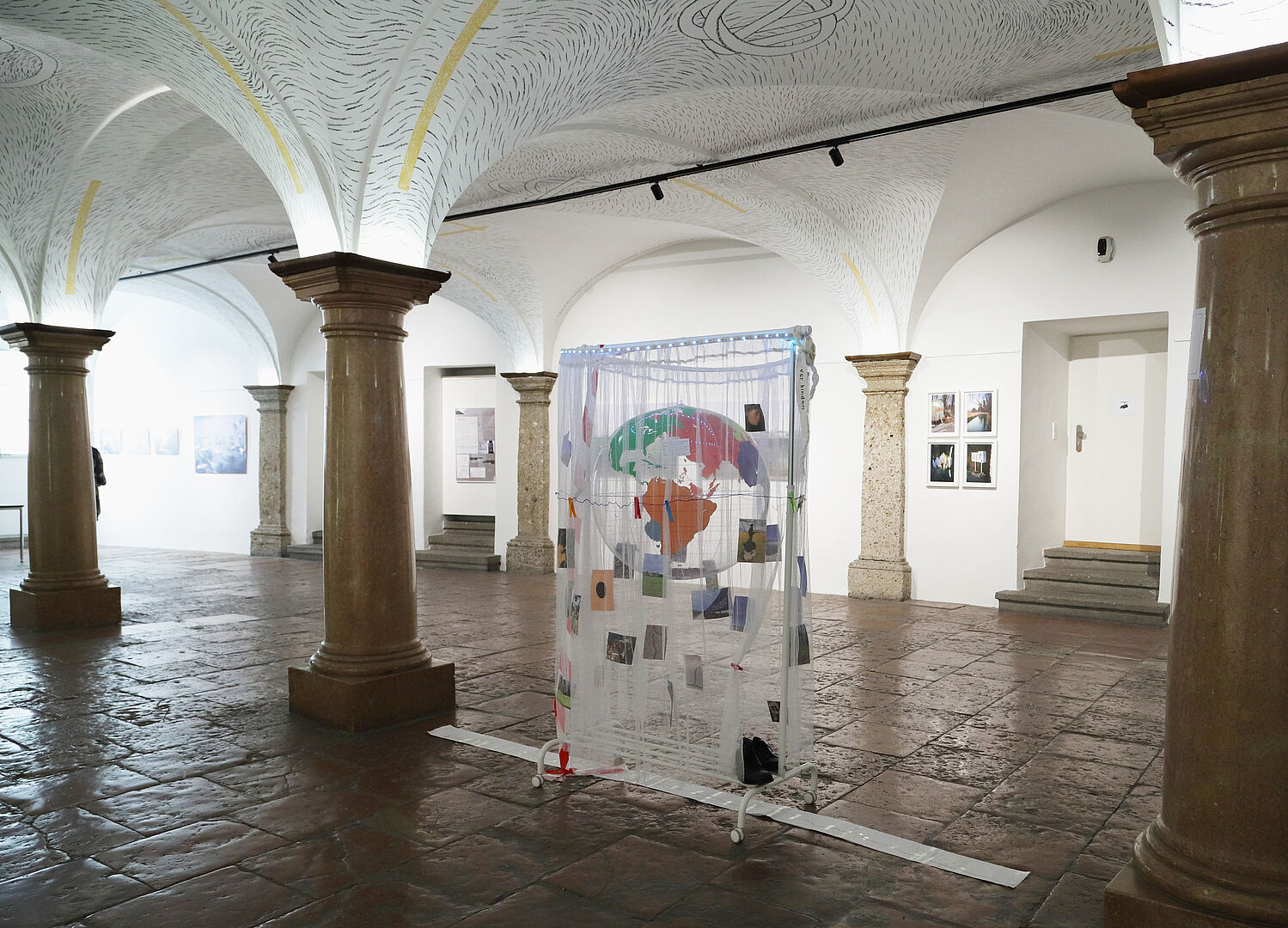 Ausstellungsansicht "Blurred Fotokollektiv - Beyond the Surface"