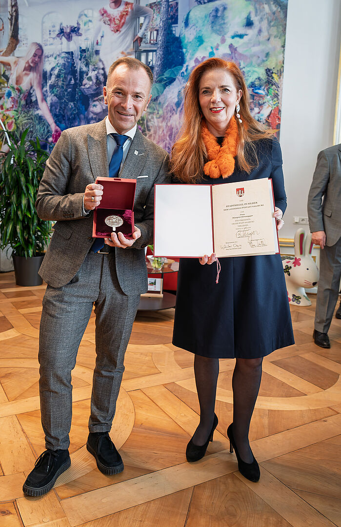 Die Leiterin des OVAL, Margret Stronegger, hat das Stadtsiegel in Silber erhalten.