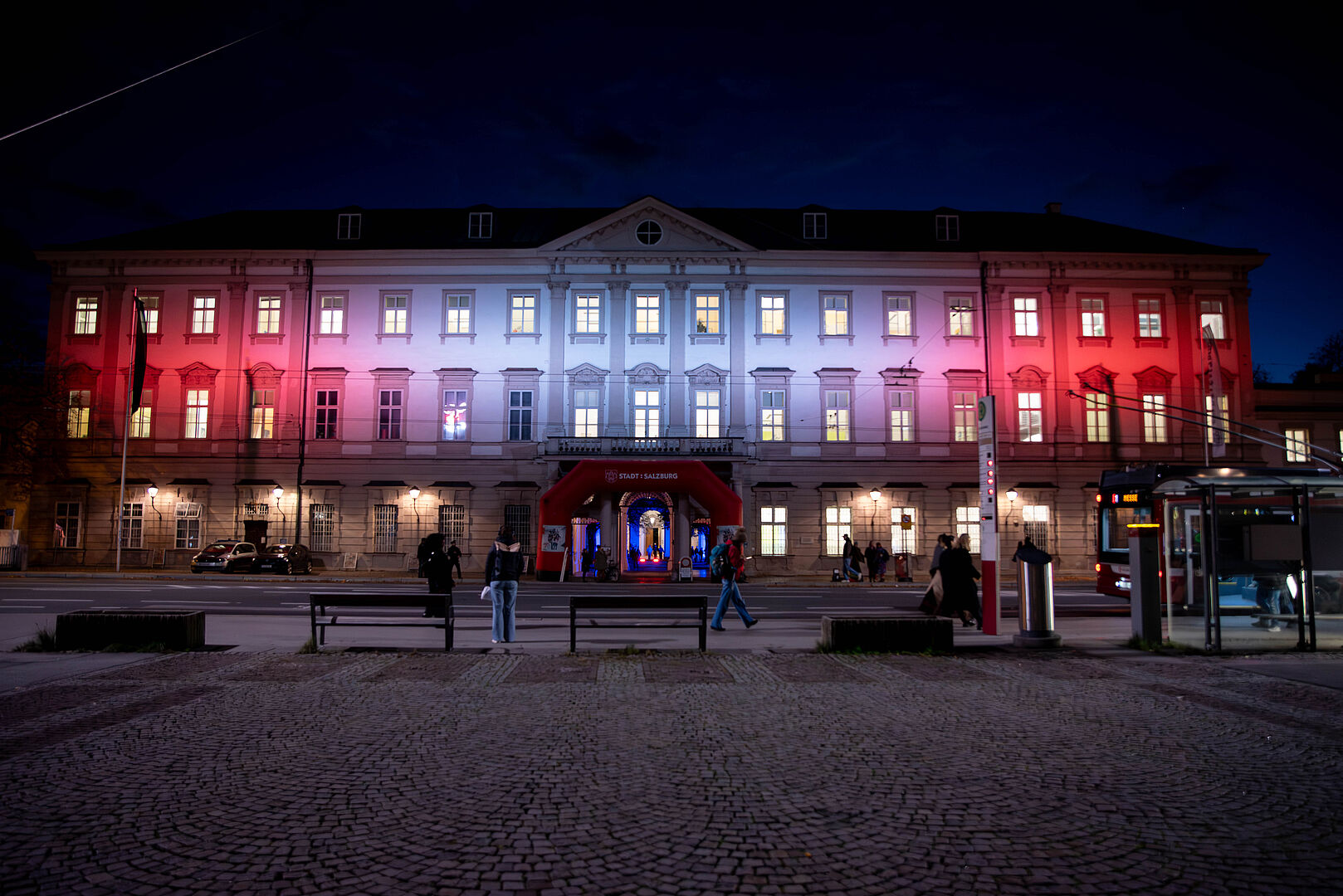Das Schloss Mirabell war am Freitag Abend hell erleuchtet.