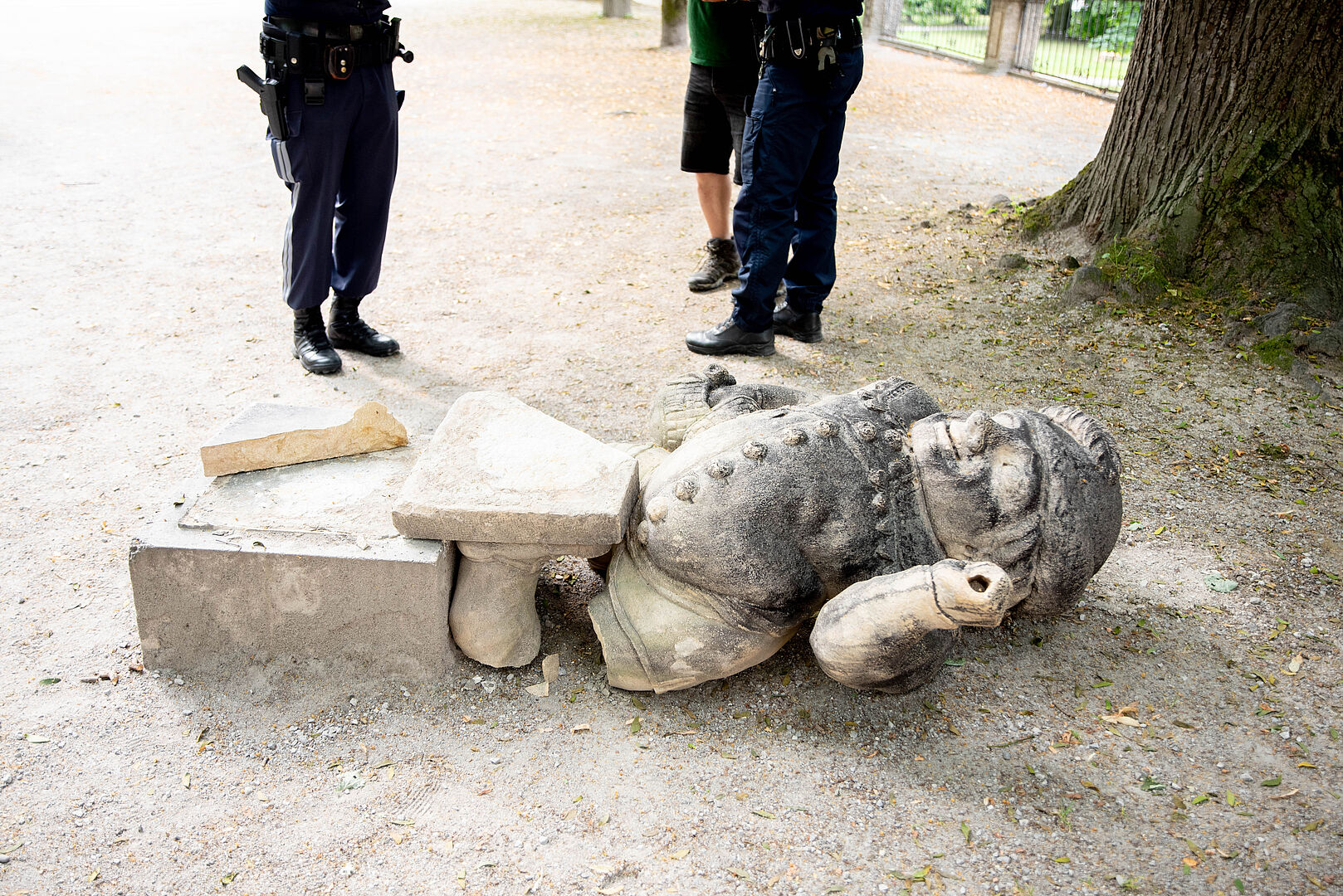 Heute Morgen wurde der umgefallene Zwerg mit Holzbein entdeckt.