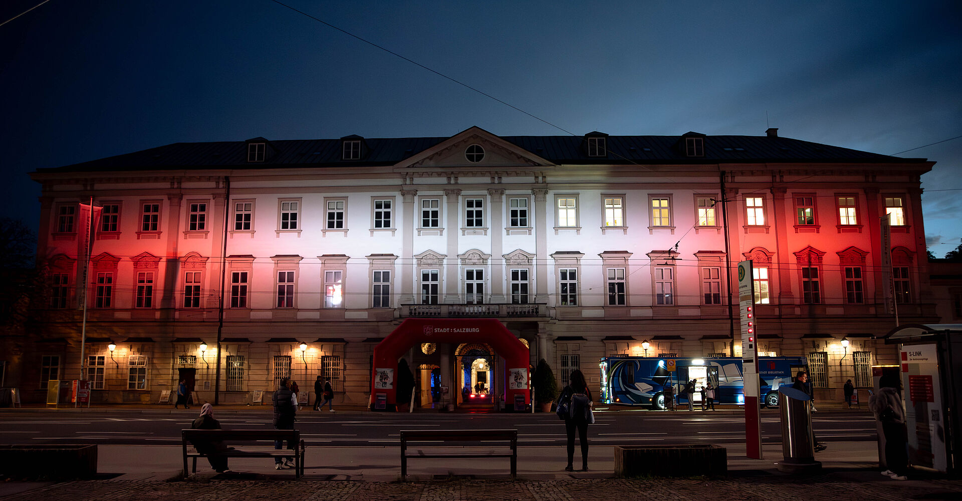 Das Schloss Mirabell erstrahlt in festlichem rot-weiß-rotem Glanz zur ersten Langen Nacht der Demokratie in Salzburg.