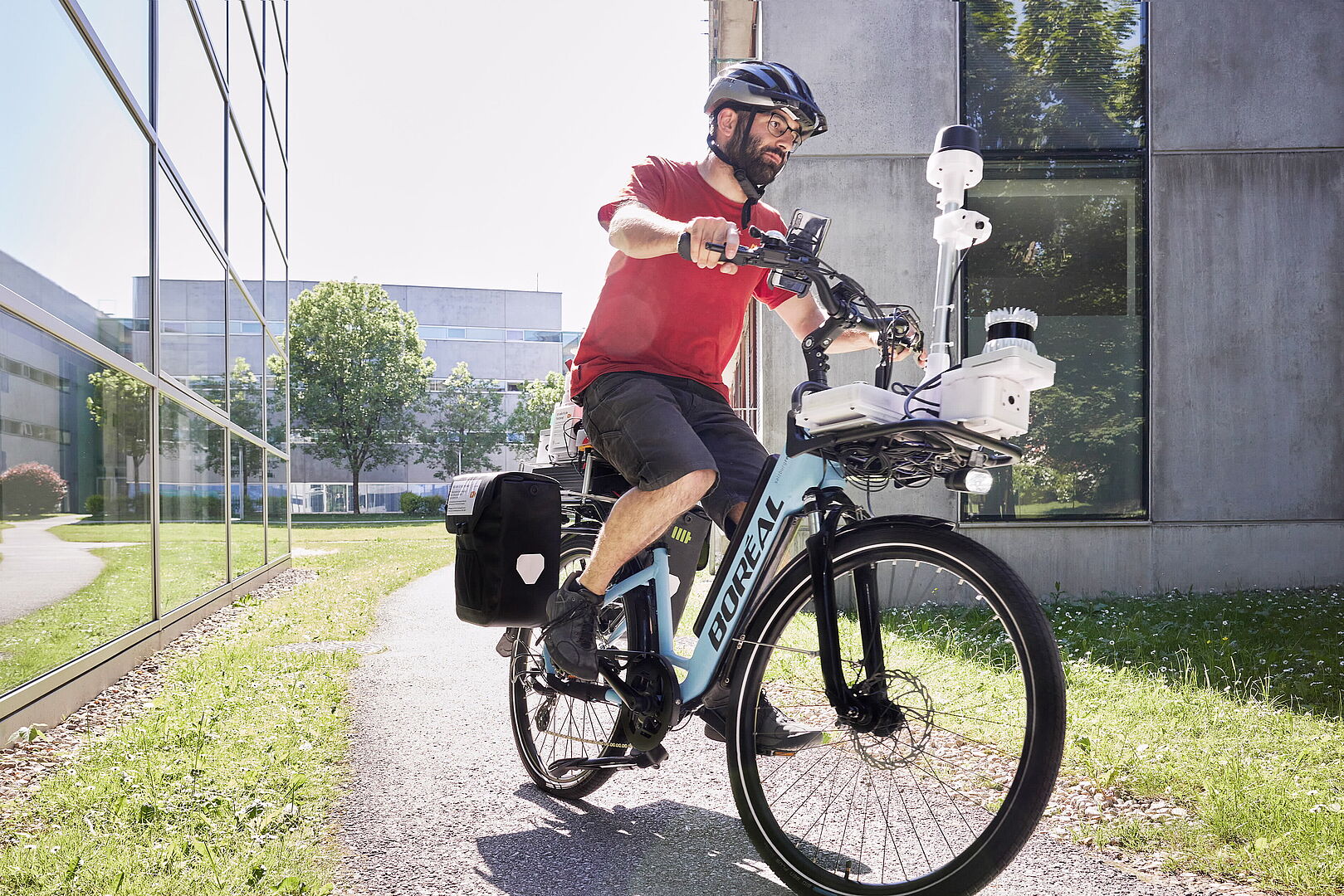 Ein Blick auf das Forschungsfahrrad: mit Kameras und Sensoren werden Überholvorgänge analysiert.