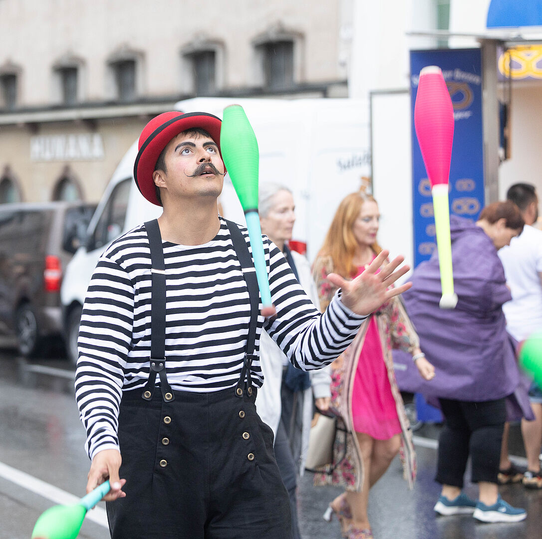 Auch für den Tanz, Performance und Circus Bereich werden 9.000 Euro für Künstler:innen zur Verfügung gestellt.