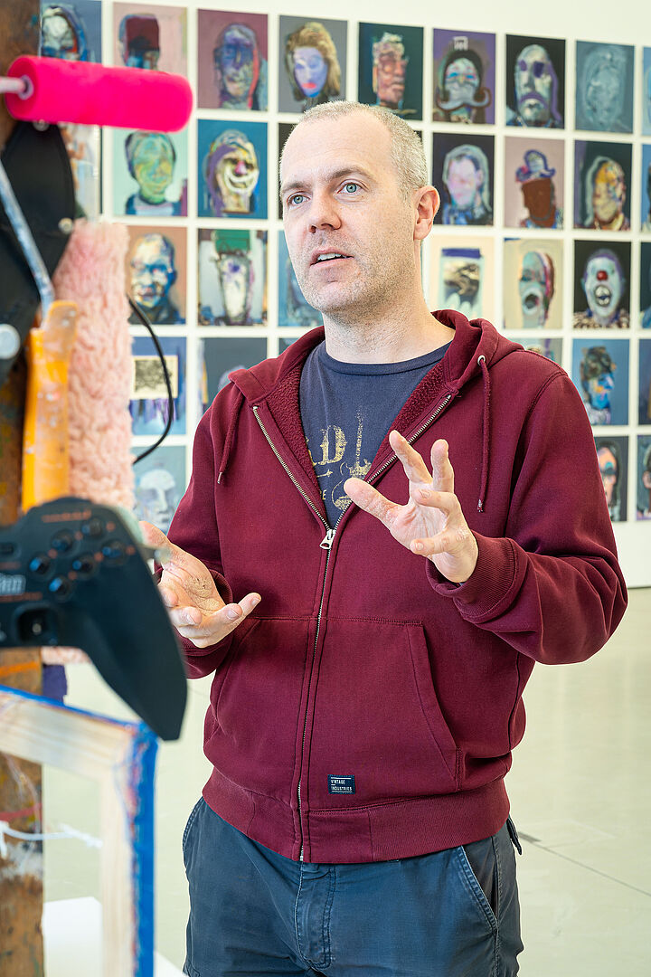 Im Gespräch zwischen Portraits und Statuen: Stefan Kreiger in seinem Element