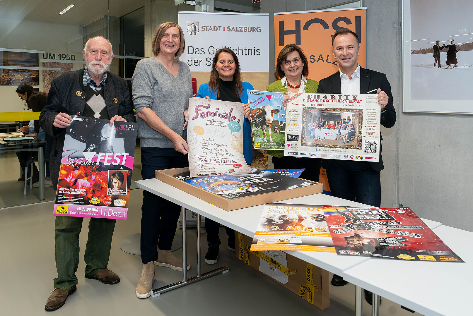 Voller Stolz hat die HOSI Salzburg heute eine erste Sammlung an Plakaten und Publikationen an das Stadtarchiv übergeben