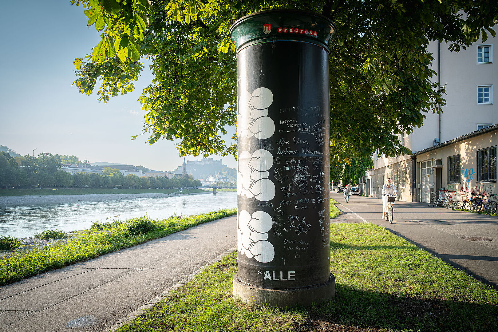"80 Jahre Frieden in Salzburg" ist das neue Motto der Kunst-Litfaßsäulen 2025.
