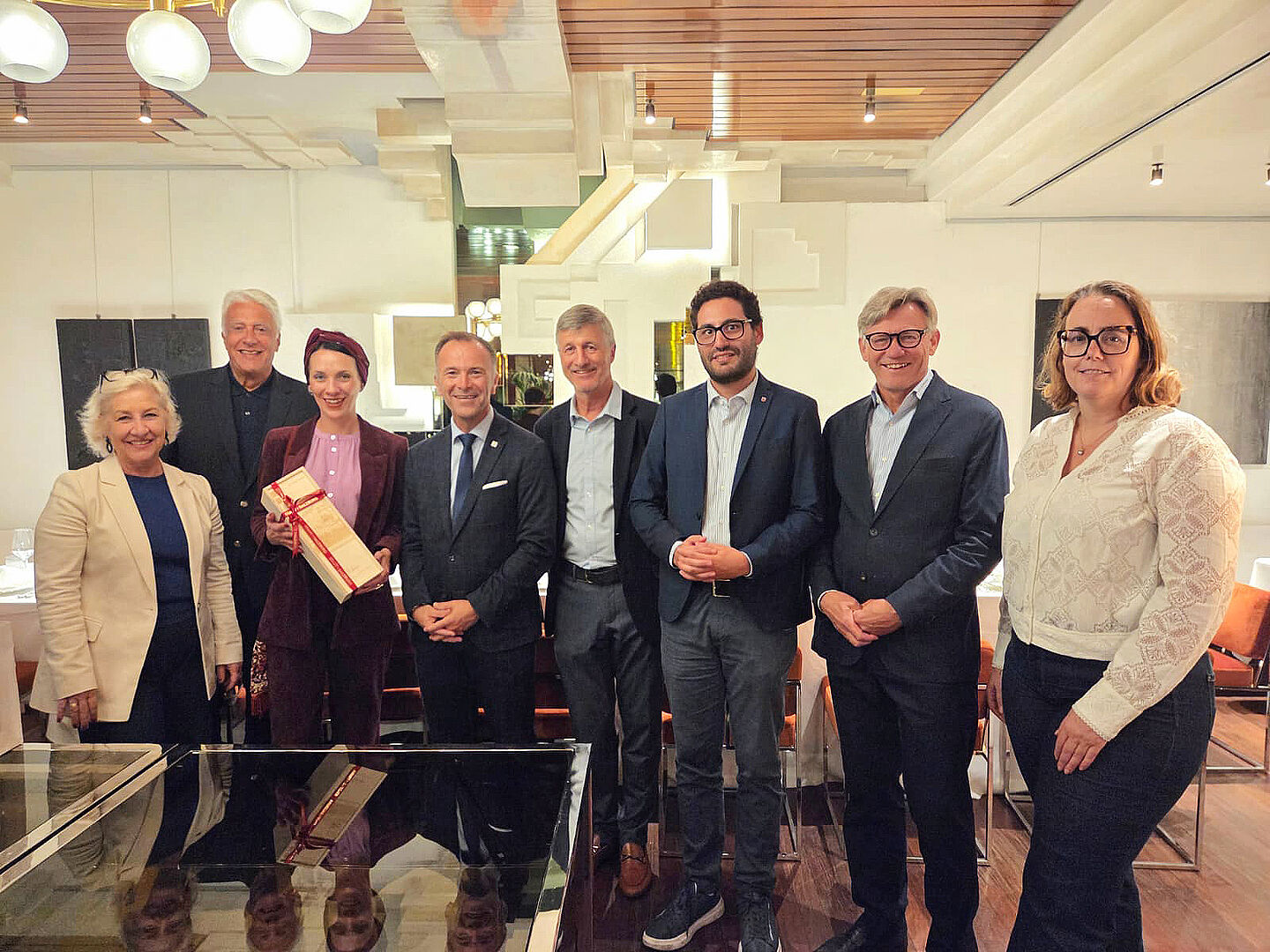 Die Vertreter:innen aus Meran und Bürgermeister Bernhard Auinger, gemeinsam mit Sozialstadträtin Andrea Brandner und Magistratsdirektor Max Tischler standen im Austausch in Meran.