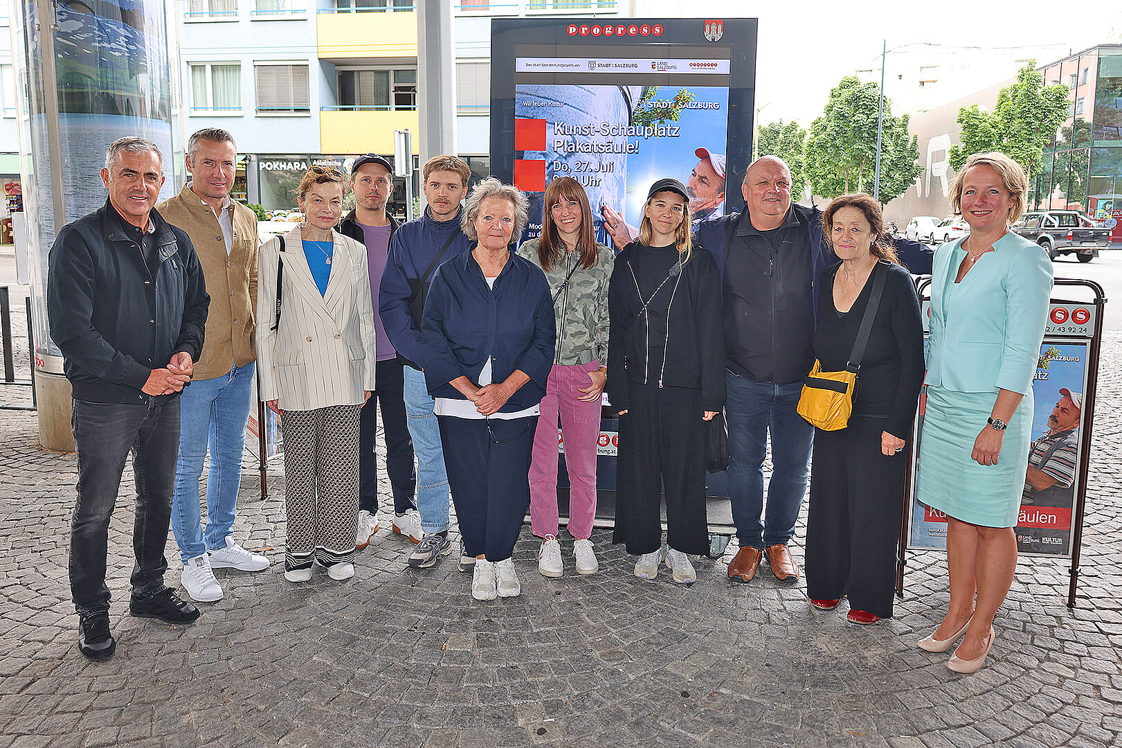 Zehn Kunstlitfaßsäulen werden bis 31. August in Salzburg stehen