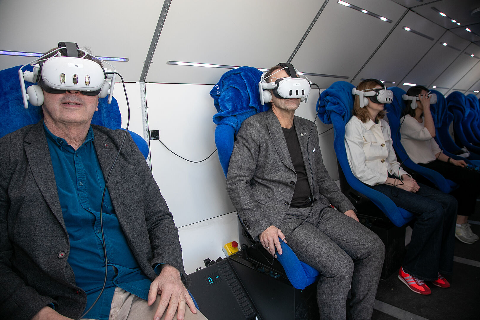 Bürgermeister Bernhard Auinger (rechts) und Direktor des Haus der Natur Robert Lindner (links) reisten mit dem SpaceBuzzins All.