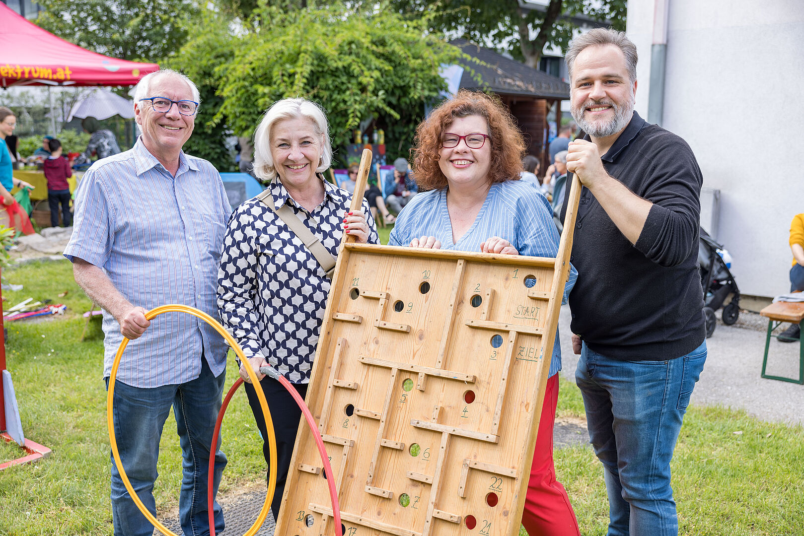 Christian Reisinger (BWS Lehen & Taxham), Stadträtin Andrea Brandner, Doris Wlczek-Spanring (BWS Lehen & Taxham) und BWS-Koordinator Andreas Zwettler (v.l.n.r.) genießen das Programm beim "Tag der Nachbarschaft 2024".