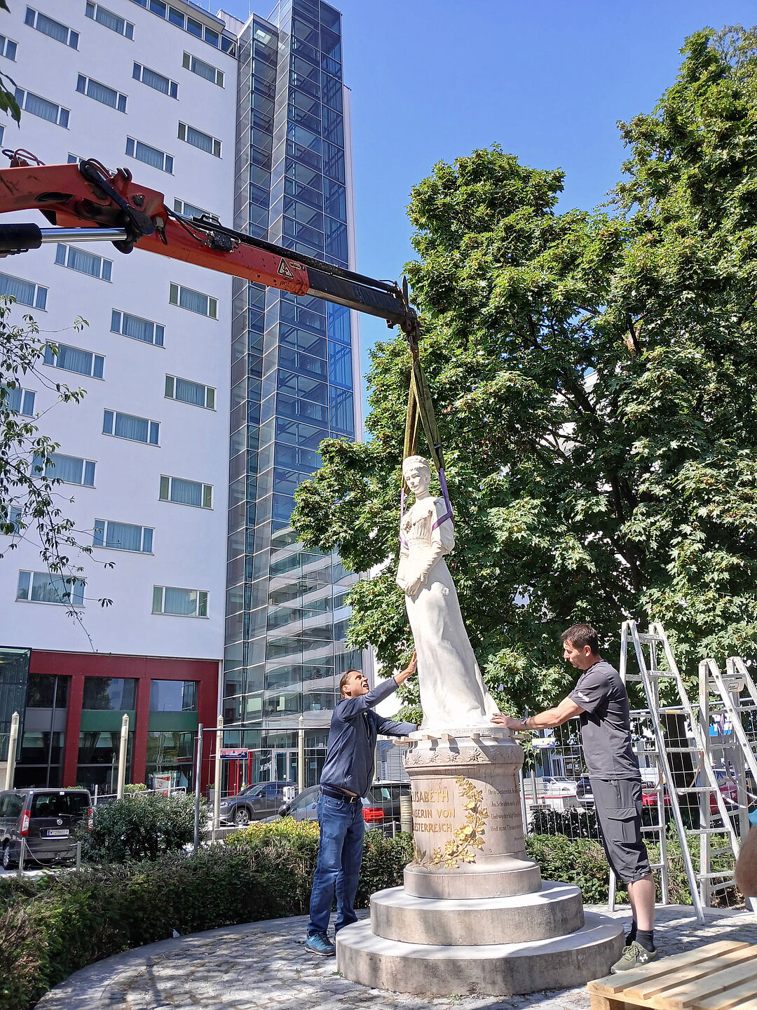 Abtransport der Sisi-Statue Abtransport der Sisi-Statue