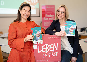Projektverantwortliche Isabel Bojanovsky und Dienststellenleiterin Barbara Mair Zwei Fauen (Projektverantwortliche Isabel Bojanovsky und Dienststellenleiterin Barbara Mair) stellen das neue Sozialleitbild der Stadt Salzburg vor.