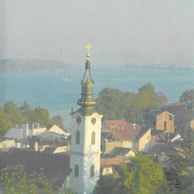 Kirche vor einem See