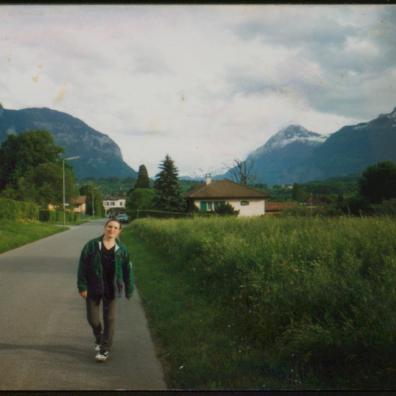 Frau vor einer Berglandschaft