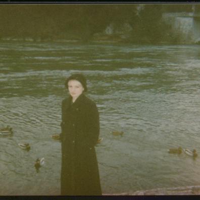 Frau am Fluss