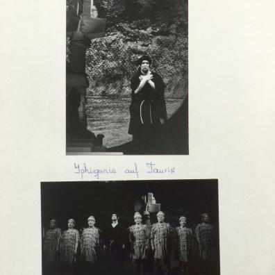Albumblatt mit Szenenfotos einer Oper