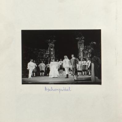 Albumblatt mit Szenenfotos einer Oper
