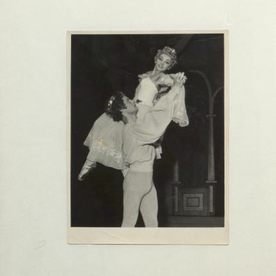 Albumblatt mit Szenenfotos einer Ballettaufführung